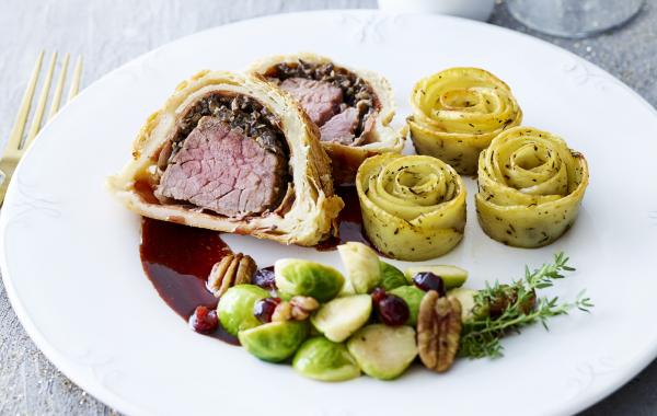 Beef wellington met spruiten en veenbessen en aardappelroosjes, rundsvlees, veenbessen, SPAR.be