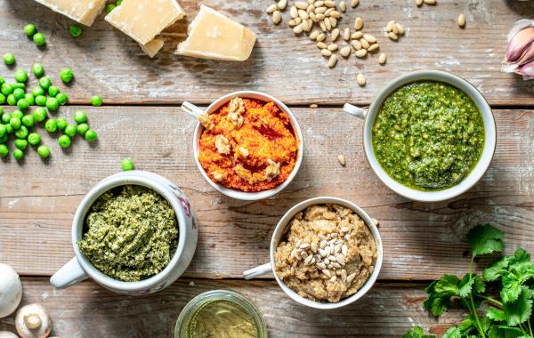 Pesto, dip, apero, pijnboompitten, rode pesto, groene pesto, parmezaanse kaas, zuiders, mediterraans, spar.be