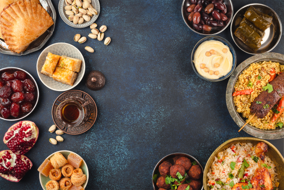 Tafel voor de iftar die het vasten van de Ramadan doorbreekt met couscous, dadels, granaatappel, hummus, zoet gebak,...
