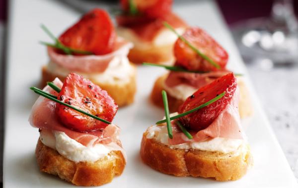 hapje, apero, tapas, high tea, brunch, parmaham, fruit, aardbei, spar.be