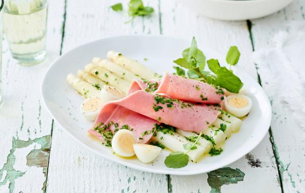 Asperges, aspergetijd, lente, voorgerecht, bijgerecht, ei, hesp, grootmoeders keuken, spar.be