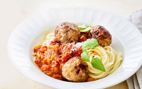 Linguine, balletjes, pasta, italiaans, tomatensaus, gehakt, tomatenblokjes, comfort food, spar.be