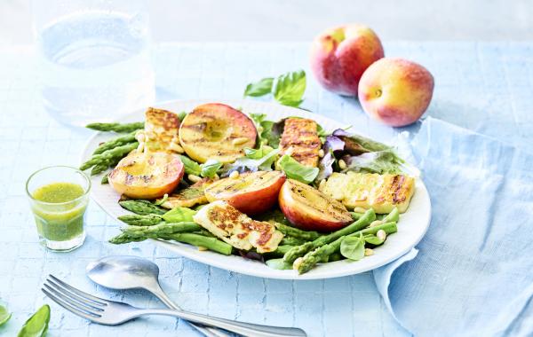 salade, perzik, fruit, asperges, groene asperges, halloumi, kaas, citroen, lucnh, powerfood, pesto, spar.be