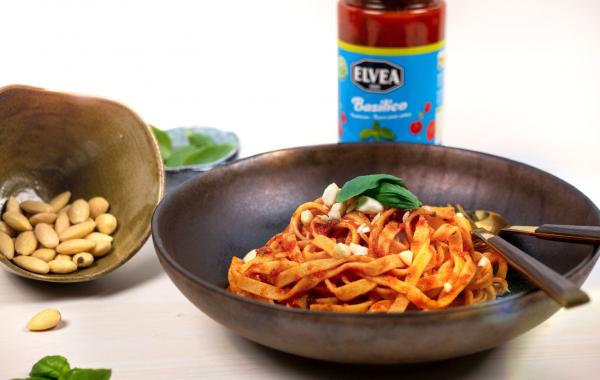 pasta, Italiaanse pasta, snel klaar, Elvea, tomatensaus, veggie, vegetarisch, amandelnoten, noten, basilicum, pastasaus, spar.be