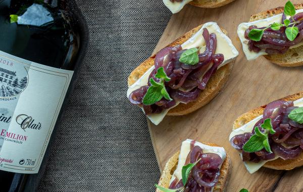 brushetta, ajuin, gekarameliseerde ui, brie, kaas, hapje,herfst, wijn, herfsthapje, broodje, tapas, spar.be