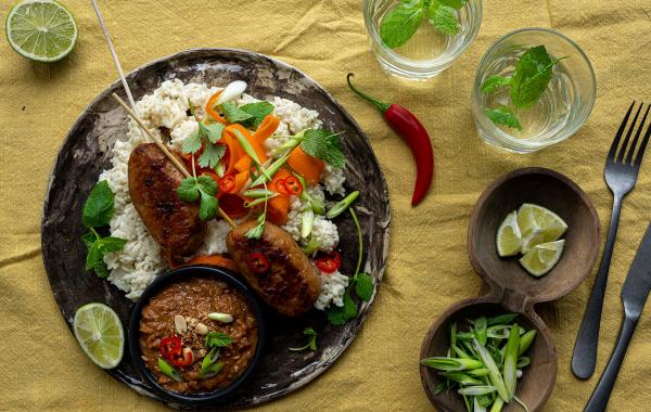 kippengehakt, spiesjes, satés, saus, satésaus, kokos, kokosrijst, rijst, Oosters, powerfood, kipgehaktspiesjes, spar.be
