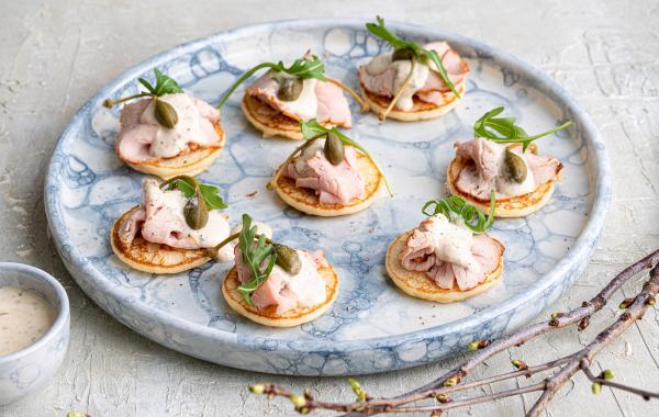 blini, kalfsvlees, Italiaans, vitello tonnato, sausje, hapje, aperitief, Pasen, paasrecept, spar.be