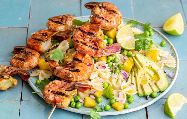 pasta, vlinderpasta, scampi, vis, scampibrochette, spiesje, brochette, curry, zomersalade, barbecue, spar.be