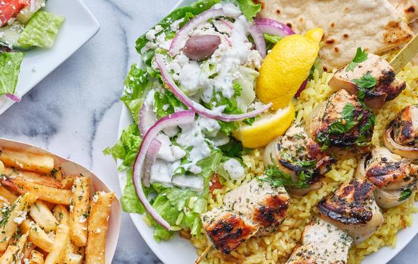 griekse schotel, kip, gevogelte, spiesje, frietjes, salade, tomaat, Griekse salade, zomergerecht, spar.be