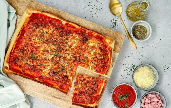 pizza, Italiaans, hamblokjes, prosciutto, hesp, mozzarella, emmental, kaas, cheesy, foodie, fastfood, spar.be